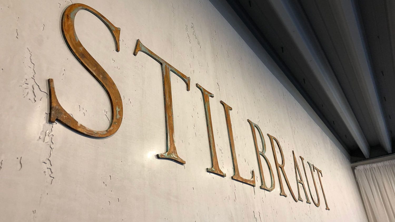 Moderne Wandgestaltung mit Betonoptik und dem Schriftzug „Stilbraut“.