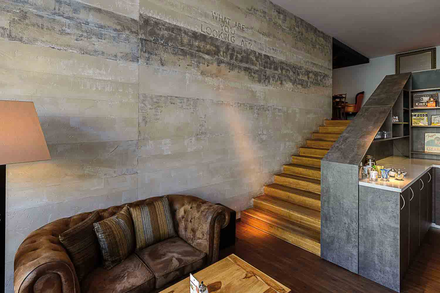 Gewerbefläche Cafe mit fugenlosen Boden und Wänden in Betonoptik